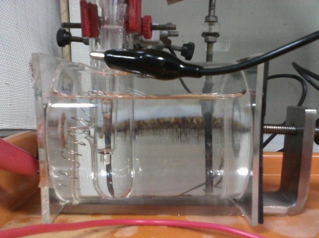 A frequência foi variada entre 100 khz e 10 mhz com amplitude de 10 mv a partir do potencial de circuito aberto medido pelo equipamento. A Figura 15 mostra a montagem da célula eletroquímica.