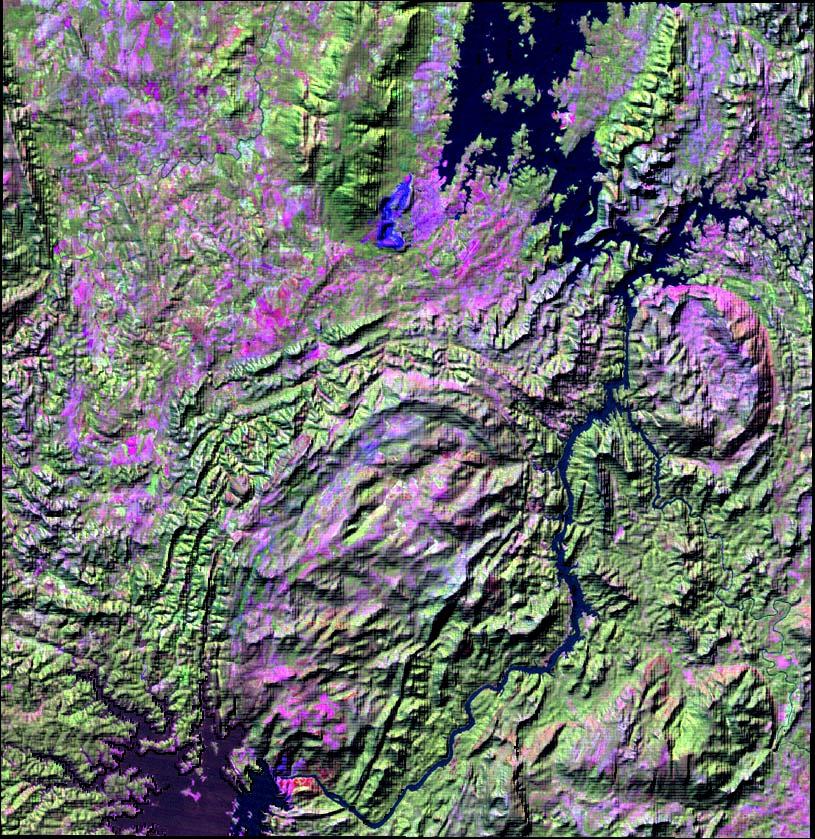 Figura 2: Imagem Landsat 7 ETM+ 2003 bandas 543 RGB (acima à esquerda); Grid SRTM 90 (acima à direita); Integração Imagem x MDT Sombreamento de relevo (abaixo ao centro) Mapa