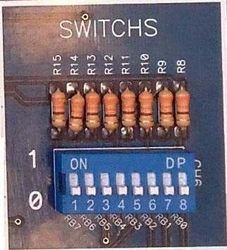 Uma mudança na posição dos interruptores gera mudança na operação das placas. Figura 3. Dip-switch com 8 micro-chaves.