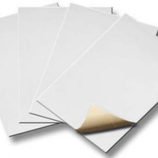Papel Kraft O papel cartão é um produto resultante da união de várias camadas de papel e sobrepostas, iguais ou distintas, que se adere por compressão.