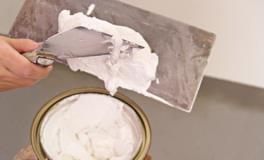 O gesso pode ser comprado em pó ou podem-se utilizar ataduras de gesso (quando se compra uma atadura de crepom e gesso). <http://www.fazfacil.com.br/images/gesso2.jpg>. Acesso em: 09 jan. 2011.