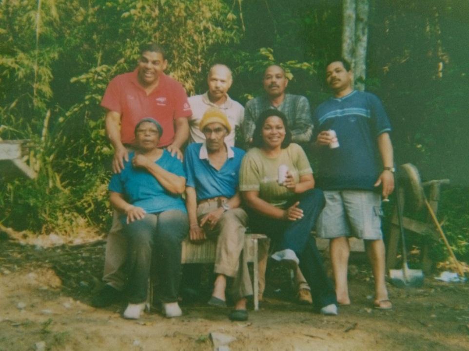 Osório com seus filhos: Antônio, Leonor, José, Alceu e João. E sua esposa Cecília.