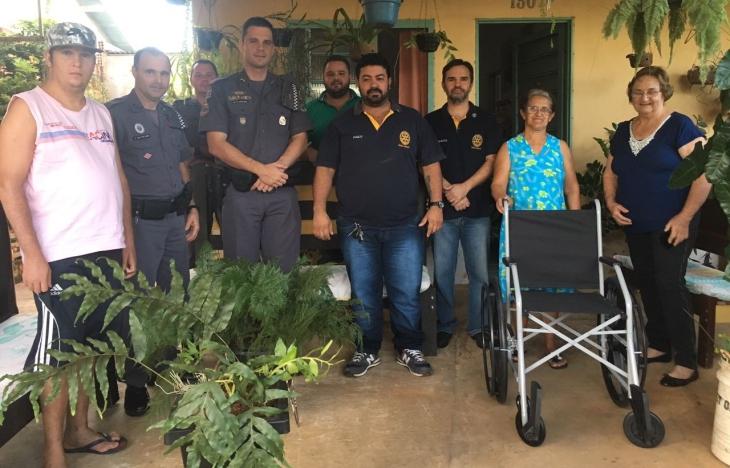 NOTÍCIAS de Cândido Rodrigues recebe cadeira de rodas da Polícia Militar O de Cândido Rodrigues foi contemplado com uma cadeira de rodas da Polícia Militar.