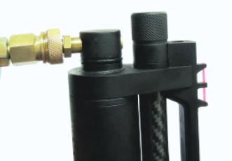 COMO FAZER A RECARGA (utilizando bomba pneumática manual de alta pressão): 1 Puxe a tampa de proteção do