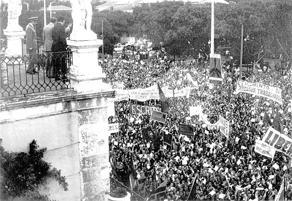 GRUPO II PORTUGAL, A EUROPA E O MUNDO NAS ÚLTIMAS DÉCADAS DO SÉCULO XX Este grupo baseia-se na análise dos seguintes documentos: Doc. 1 Manifestação frente ao Palácio de Belém (1974) Doc.