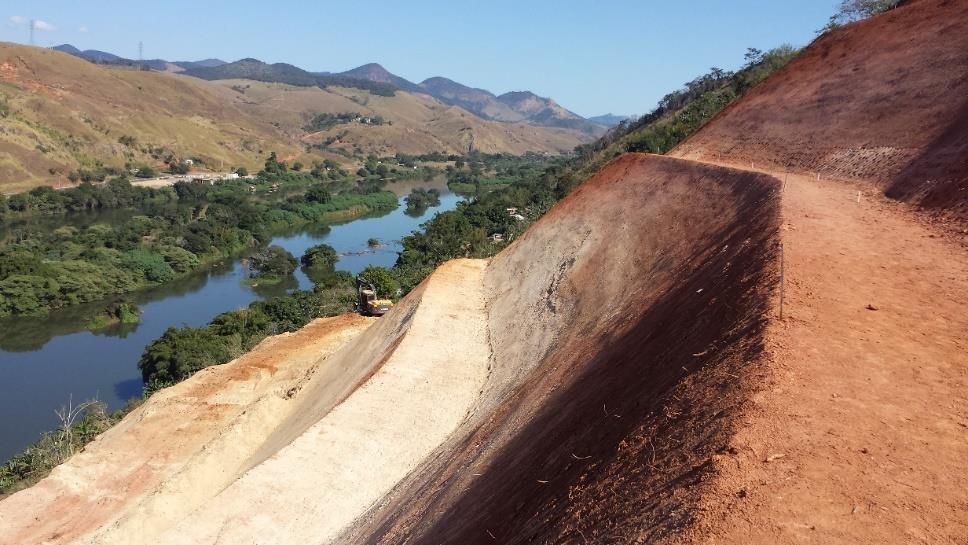 principalmente pelo travamento proporcionado pelas raízes, é uma barreira natural contra a ação da chuva e do vento (Figura 4).