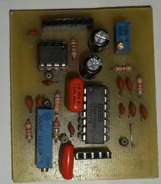 41 Por fim, o circuito foi montado em uma placa de circuito impresso (PCI), conforme a Fotografia 1, e submetido à uma onda senoidal com amplitude de pico de 20 mv, com variação da sua frequência -