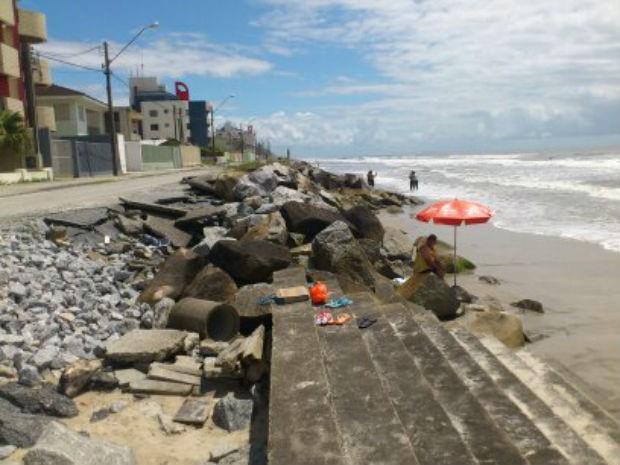 Erosão marinha É provocada pela ação das águas do mar sobre a superfície, provocando o desgaste das formações rochosas litorâneas.