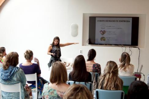 Gestão de Relacionamento com Clientes de Moda Este workshop objetivou apresentar estratégias de relacionamento com clientes, visando construir uma forte integração deles com a marca, de forma