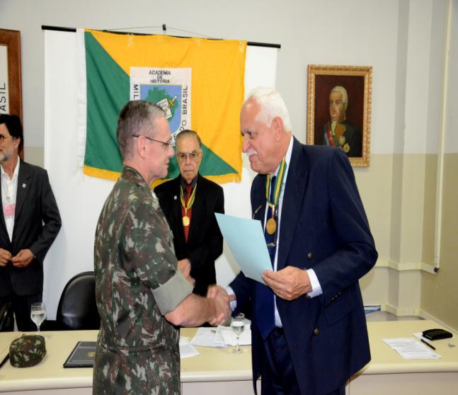 Como o oficial general conseguiu tornar realidade o precioso livro O EXÉRCITO NAS TERRAS DE RONDON, a primeira participação de professores universitários a contribuírem com a História do Exército.