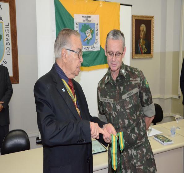pelo General Costa Neves, cadeira que, de agora em diante será privativa do comandante da AMAN, desde que o mesmo aceite a honraria.
