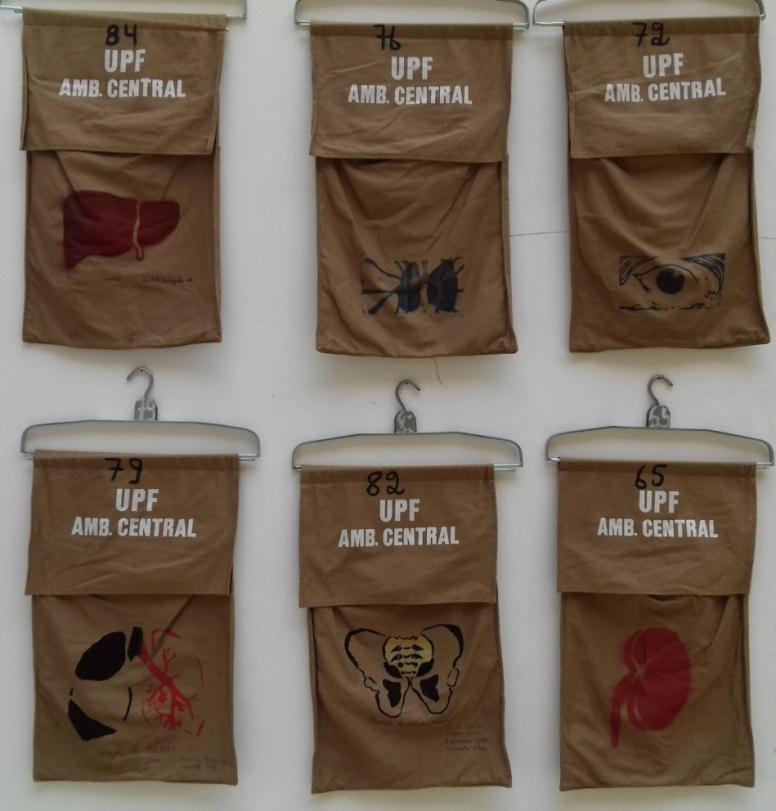 Fotografia 4 Conjunto de bolsas de algodão do antigo ambulatório central da UPF compondo o trabalho de título Cabide de vidas.