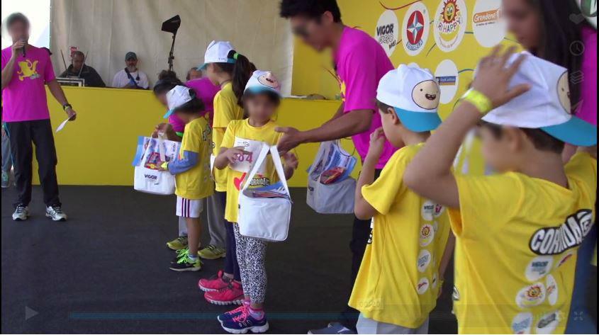 Crianças recebendo brindes da marca Oficina de brinquedos com embalagens de produtos da marca 6ª EDIÇÃO SÃO PAULO 2016 Data