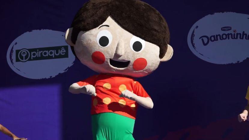 Imagem da mascote da marca Piraquê interagindo com as crianças no palco do evento 4ª EDIÇÃO RIO DE JANEIRO 2018 Data e hora: 10.6.