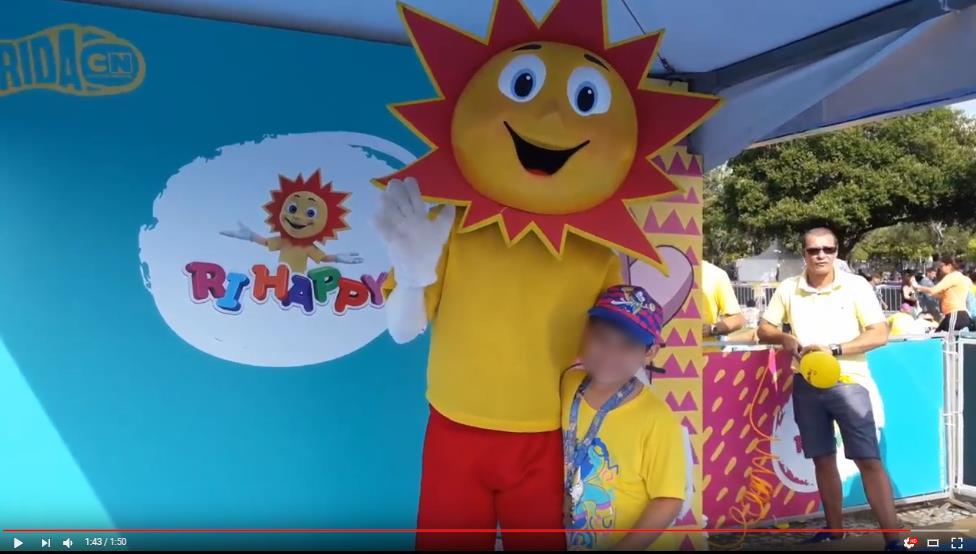 Imagens do Solzinho, mascote da RiHappy, interagindo com a criança no mesmo