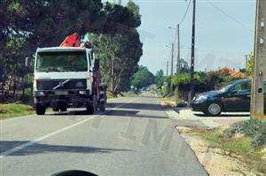 22 O condutor do veículo preto encontrou um sinal de cedência de passagem. O que devo fazer? guardar que o condutor avance porque já se encontra muito à frente.