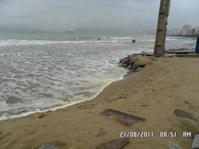 (à direita) durante a forte ressaca de agosto de 2011, quando parte das areias colocadas sobre o anteparo foi erodida (notar a coloração amarelada da areia, totalmente diferente da usual acinzentada