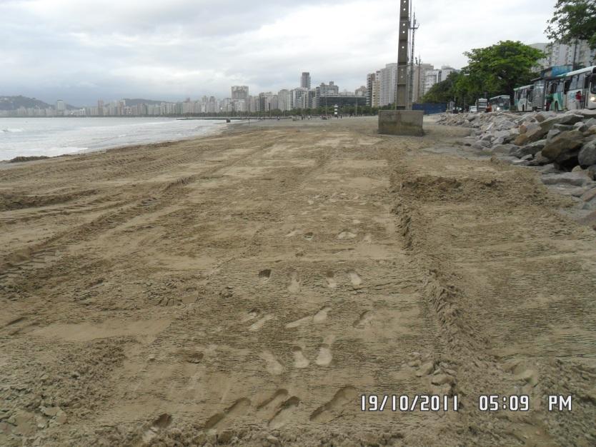 praia, em geral de áreas da pós-praia (monte de areia aguardando remoção no Posto 5,