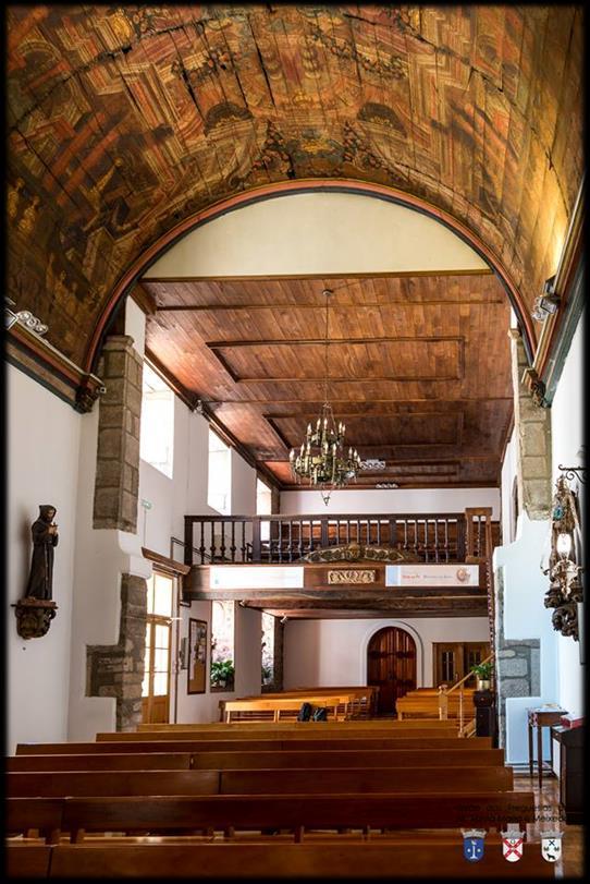 Ao fundo da igreja, temos o coro-alto, mais recente que o resto do corpo do edifício, feito em madeira com guarda balaustrada, ao qual se tem acesso por umas escadas também de madeira, adossadas à