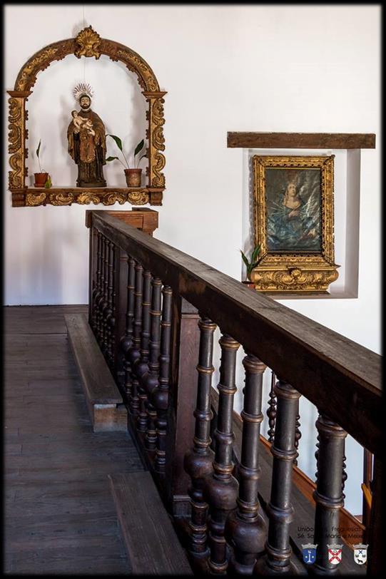 Junto às escadas, num vão retangular concavo, está exposto um painel da Nossa Senhora das Dores, a que se segue, um nicho feito em arco de volta perfeita, com os bordos revestidos a talha dourada,