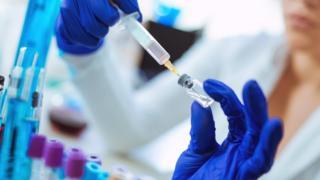 Vacina do futuro será autoaplicável e enviada pelo correio, apontam cientistas bbc.