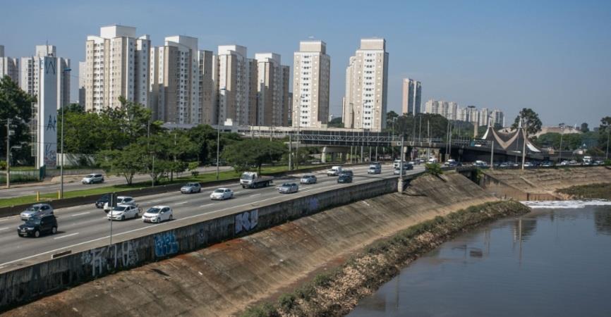 Rodovia sobre Dique de