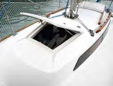 barco veloz, mas é estável, tem bom casco e agrada muito pelo espaço também no cockpit NNossa avaliação foi realizada em Ubatuba, em condições não ideais para velejar mas muito boas para avaliar o