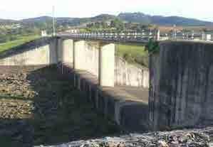 Em relação às barragens Oeste e Sul, iremos avaliar a reestruturação com o intuito de aumentar a capacidade de contenção das barragens, conforme abaixo.