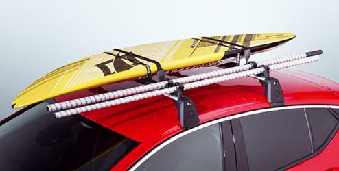 Solução ideal para prevenir vincos nos casacos. Montagem nas costas do banco do passageiro da frente, com ajuste para os apoios de cabeça de 150/210 mm.