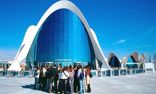 1- Introdução O edifício de acesso ao Parque Oceanográfico em Valência é uma construção de grandes dimensões de carácter informativo e comercial, coroado por uma cobertura formada por três