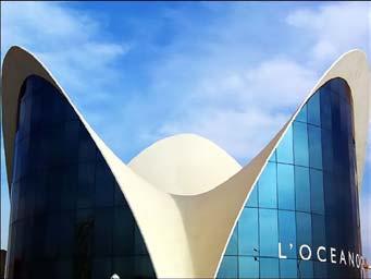 Figuras 1 e 2 Edifício de acesso ao Parque Oceanográfico de Valência A cobertura é formada por três parabolóides hiperbólicos idênticos, de 21.23 m de altura e 12 cm de espessura.