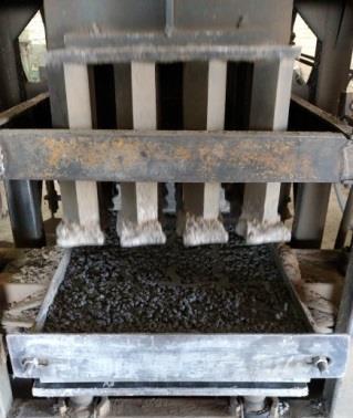 Os traços foram misturados em betoneira disponível na fábrica e realizado o lançamento manual para o silo de concreto na parte superior da vibro-prensa.