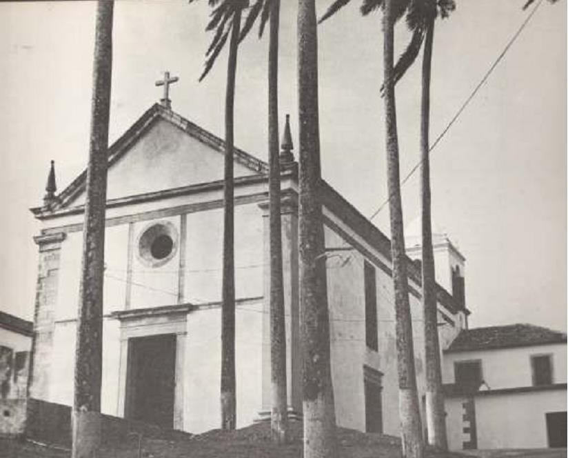 Ordem Jesuíta A torre sineira ergue-se na parte posterior do templo.