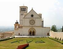 De nave única, a fachada da igreja se assenta sobre três arcos, aos quais correspondem três janelas de verga reta no coro.