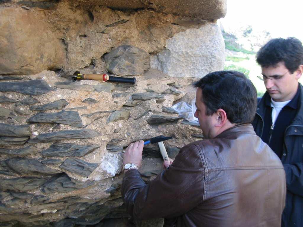 9 Recolha de amostras e estado de conservação de alguns casos de estudo: a) Castelo de Amieira do Tejo; b) Torre