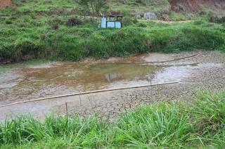 Margem do lago de pesca em adiantado processo de erosão e desmoronamento, o que pode alterar