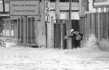 34 ZERO HORA > DOMINGO 9 OUTUBRO 2005 Como está o ritmo das obras da BR-101 Página 36 e 37 Geral > geral@zerohora.com.