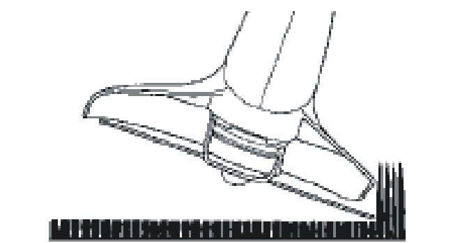 Durante o corte, balance o aparador como se ele fosse uma foice, com movimentos de um lado para outro. Não incline a cabeça do fio de nylon durante o procedimento.