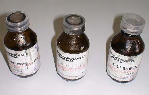 durante todos os testes. Três amostras dos agentes dispersantes utilizados, solúveis em parafina, são mostradas na Figura 2.