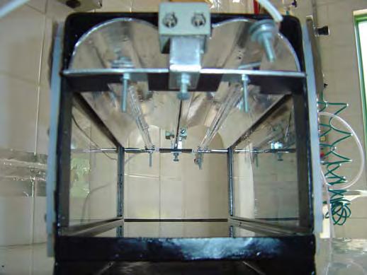 O recipiente utilizado para alojar e aquecer o grão consiste de uma caixa retangular fabricada em aço carbono com dimensões de: 5x150x150x300 mm, (espessura, largura, altura e comprimento,