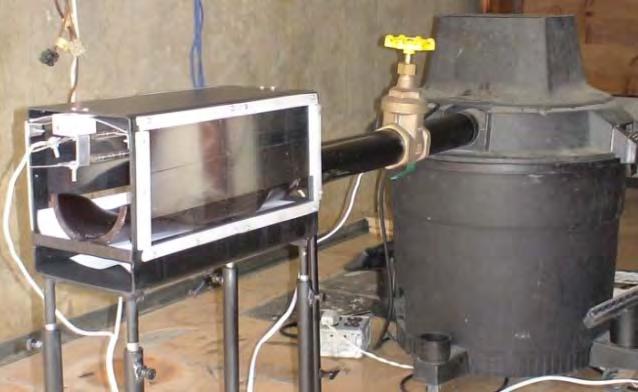 de 2 polegadas de diâmetro nominal. Uma resistência elétrica foi adaptada no interior do tubo de aço sendo responsável pelo aquecimento do ar (até 100 o C). (a) (b) Figura 2.