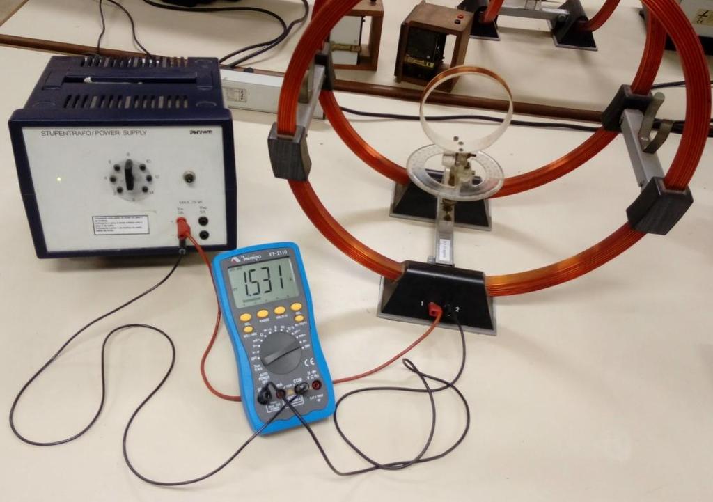 Bancadas do experimento 5 Lei de Indução de Faraday Fonte A Multímetro (amperímetro) Bobina (Resistência) Montagem Utilize os cabos, a bobina