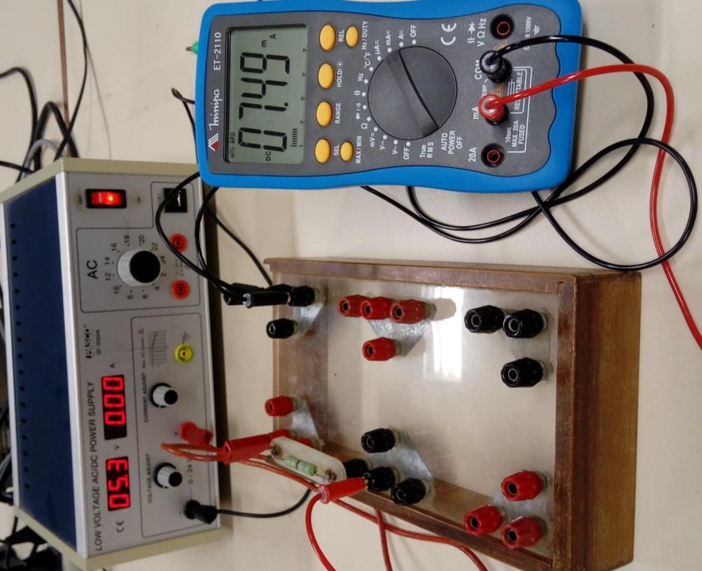 Bancadas dos experimentos 6 Diodo semicondutor e experimento 8 resistência interna de um voltímetro Circuito Fonte A Multímetro (amperímetro) Resistência