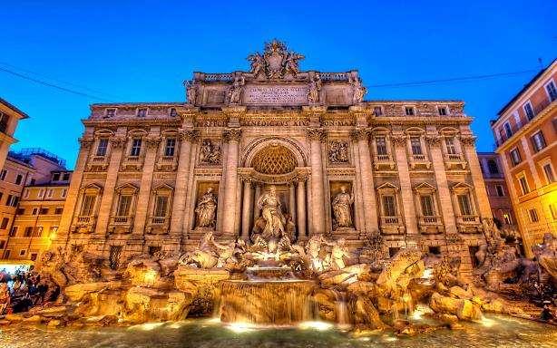 Fontana di Trevi de Roma A Fontana di Trevi é um dos lugares com a maior concentração de visitantes por metro quadrado em Roma.