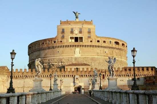 O Castelo de Sant Angelo Também conhecido como Mausoléu de Adriano, localizado à margem direita do rio Tibre, diante da ponte Sant'Angelo, a pouca distância da cidade-estado do Vaticano.