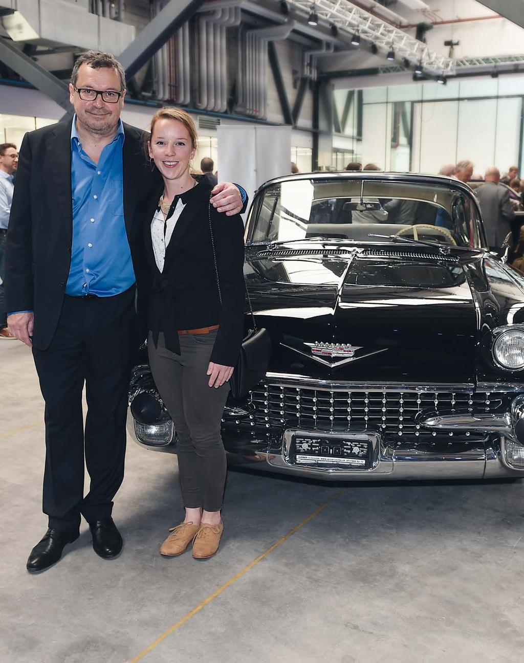 Claude Konrad, CEO da Polydec SA, e sua filha Vanina em frente a um Cadillac que traz o selo