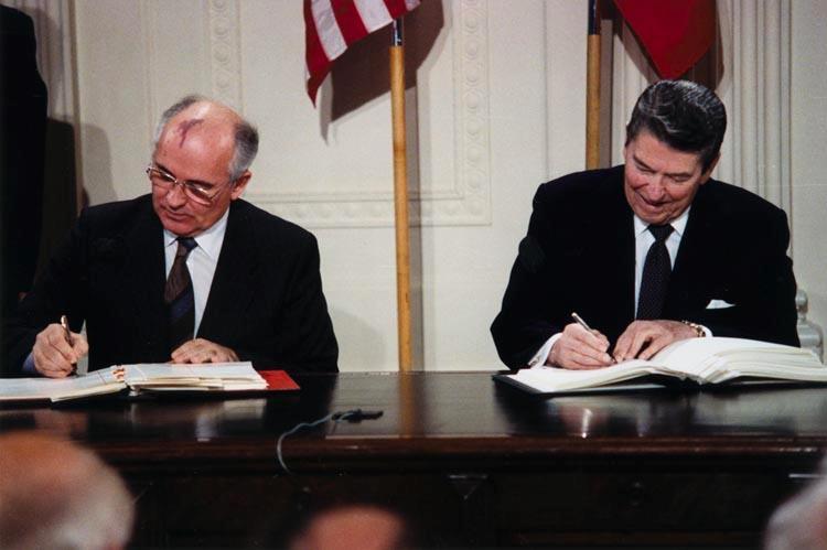 A Nova Ordem Mundial Imagem: Gorbachev e Reagan assinando o tratado INF