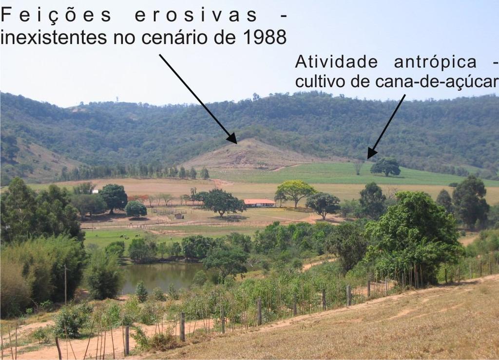 Foto 3 Feições erosivas lineares próximas a área de cultivo da cana-de-açúcar no setor centro-norte da bacia do Córrego do Cavalheiro. Fonte: PINTON, L. de G. (2007).