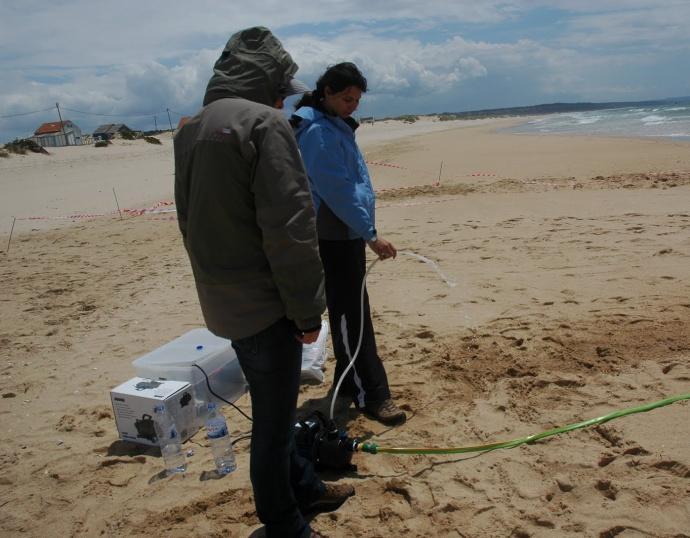 Figura 5 Amostragem de sedimento em suspensão com bomba de sucção. 5. Análise preliminar dos resultados Os gráficos das Figuras 6, 7 e 8 representam as médias de intervalos de 10 minutos dos dados registados durante os 3 ciclos de maré medidos.