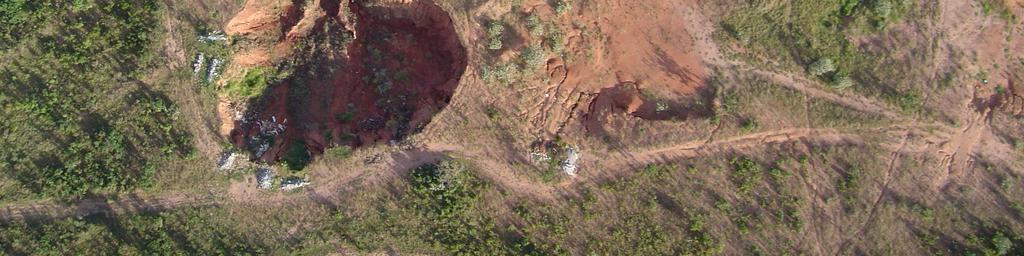 solos ocasionada por voçorocas. Esta voçoroca possui um pouco mais de 30 anos de existência, tendo 250 metros de extensão e cota máxima de 8 metros de profundidade e 50 metros de largura.